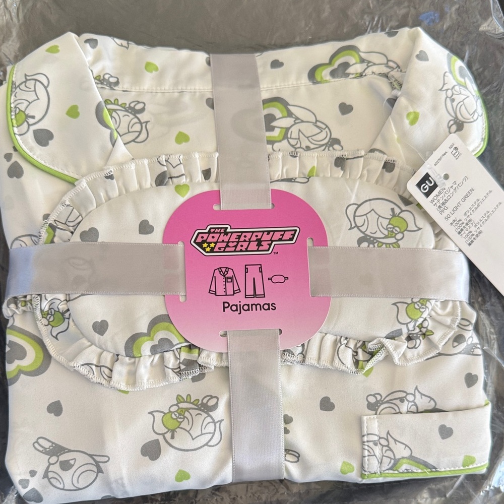 NWT - Power Puff Girls Pajamas set Size M (includes shirt, pants & eye mask).
